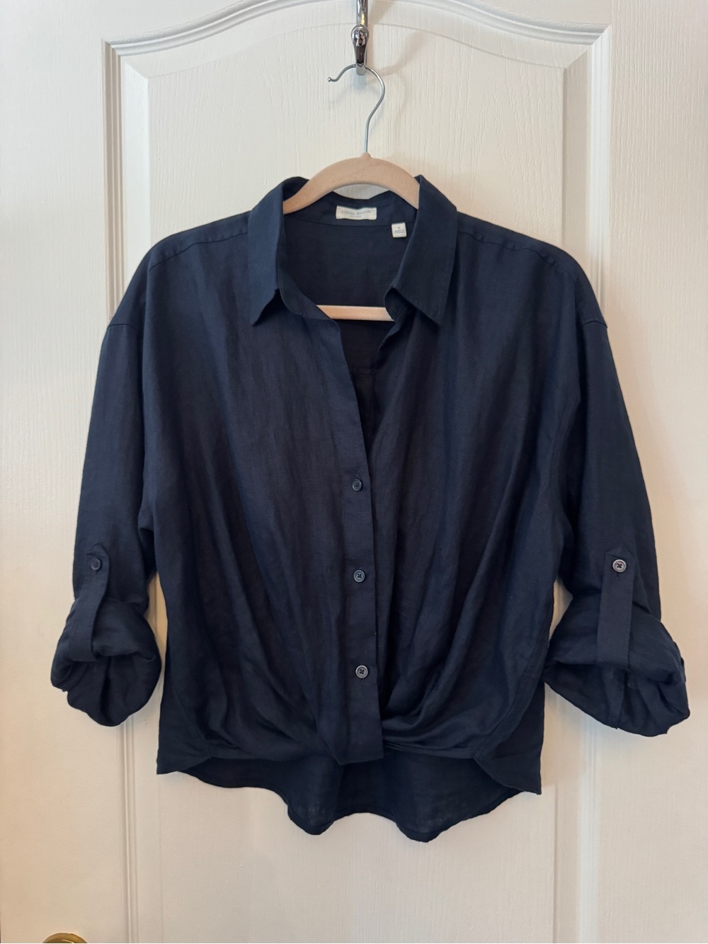 Aritzia. Navy. Portofino Linen Shirt Button-Front Collared Shirt.